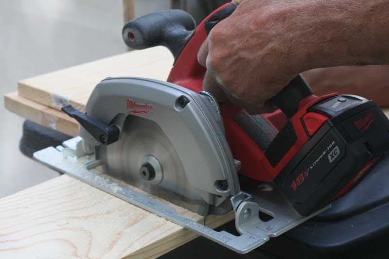 Milwaukee 2630-22 Circular Saw cutting