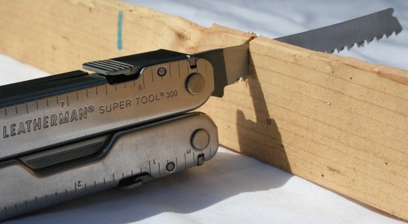 Leatherman Super Tool 300 multitool cutting