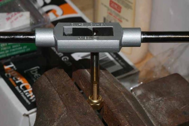 How to Use a Tap and Die to Create or Repair Threads - Pro Tool Reviews