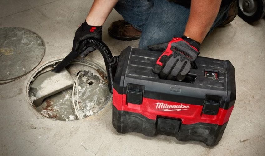 Milwaukee M18 0880 2-gallon wet dry vacuum