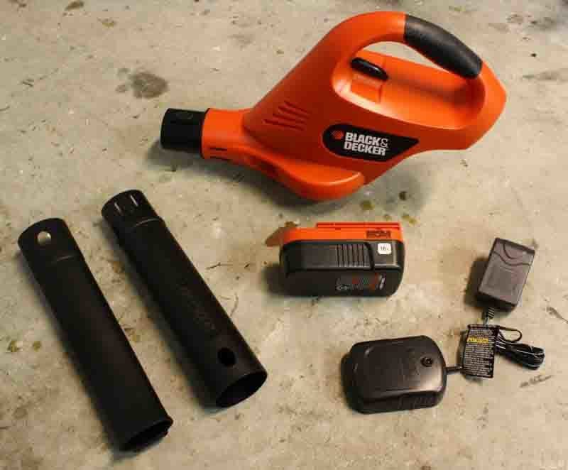 Black and Decker NS118 Hard Surface Sweeper & Blower assemble