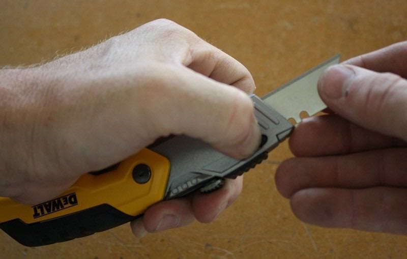 DeWalt Folding Retractable Utility Knife blade