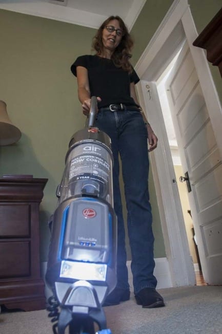 Hoover Air Cordless vacuuming