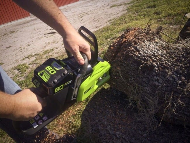 Greenworks 80V chainsaw cutting oak