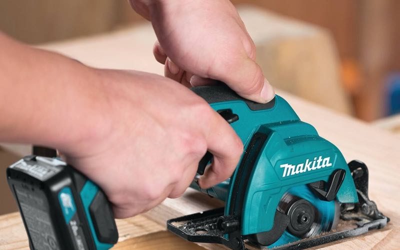 Makita SH02R1 12V handheld circular saw cutting