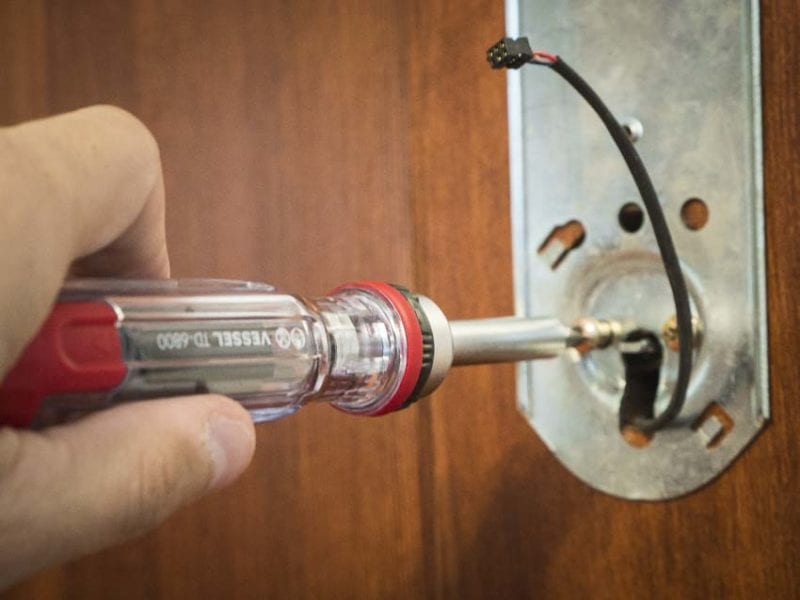 Vessel ratcheting screwdriver door lockset