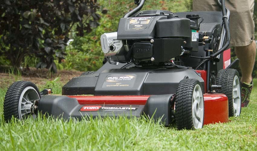 Toro 30 in lawn mower cutting