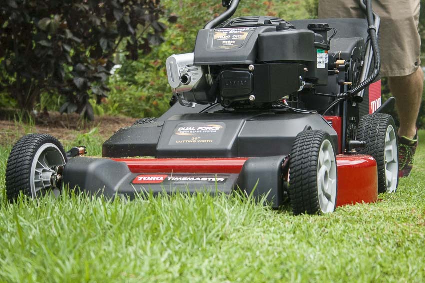 Toro 30 in lawn mower cutting