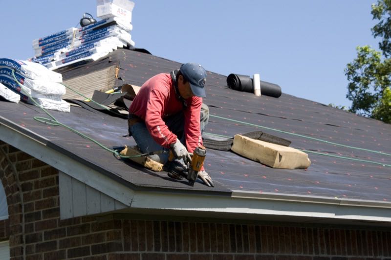 https://www.protoolreviews.com/wp-content/uploads/2018/05/FEMA_-_44634_-_Roofer_working_on_a_home_in_Oklahoma.jpg