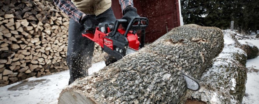 Milwaukee M18 Fuel Chainsaw 2727-21HD - 40cc Gas Power with a Battery