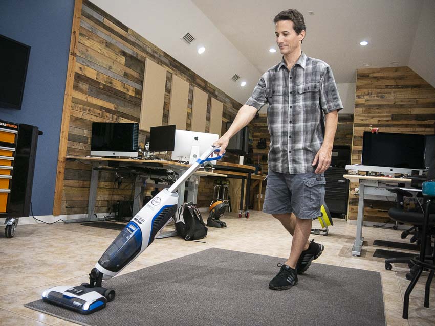 https://www.protoolreviews.com/wp-content/uploads/2019/08/Hoover-ONEPWR-FloorMate-JET-vacuum.jpg