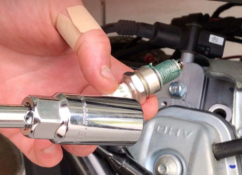 Briggs and stratton online spark plug thread repair