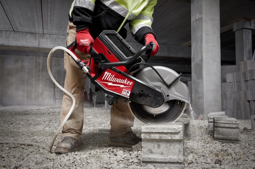 Milwaukee MX FUEL cut-off saw concrete