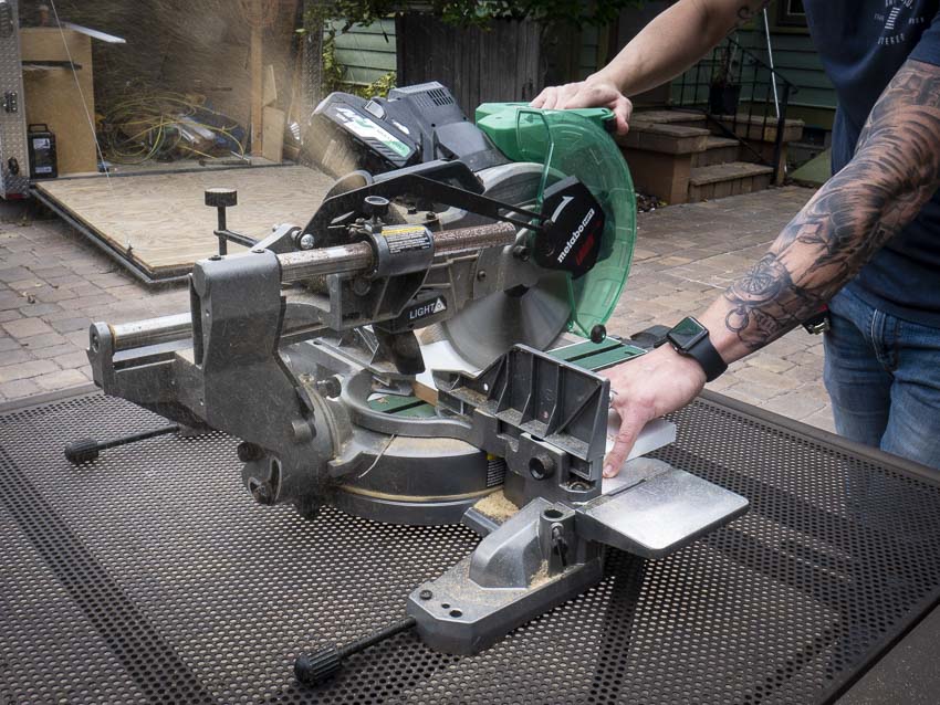 Metabo HPT 10-inch miter saw cutting