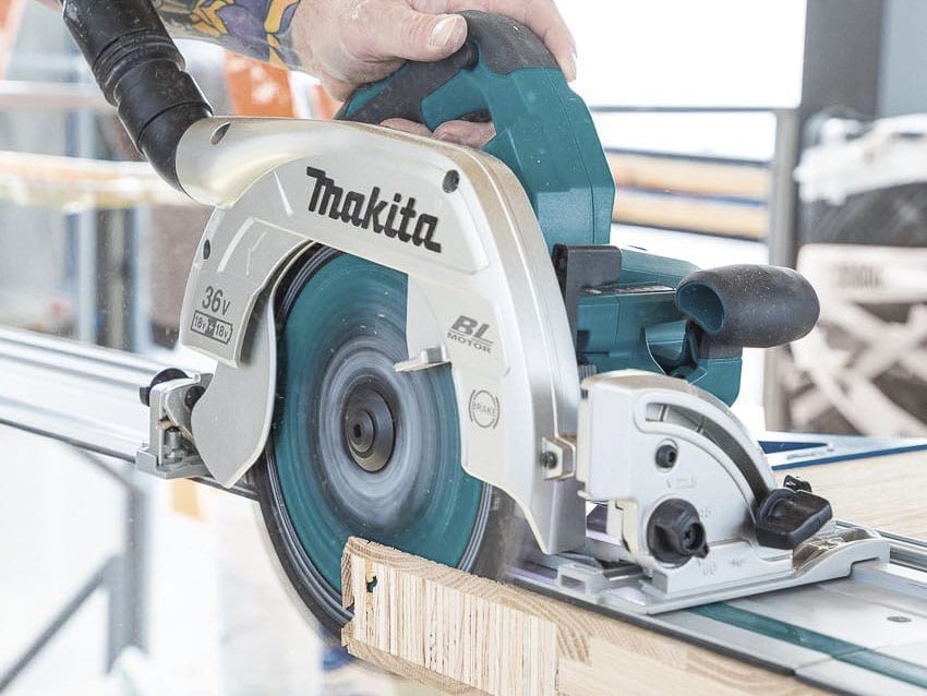 which way does a circular saw blade rotate?
