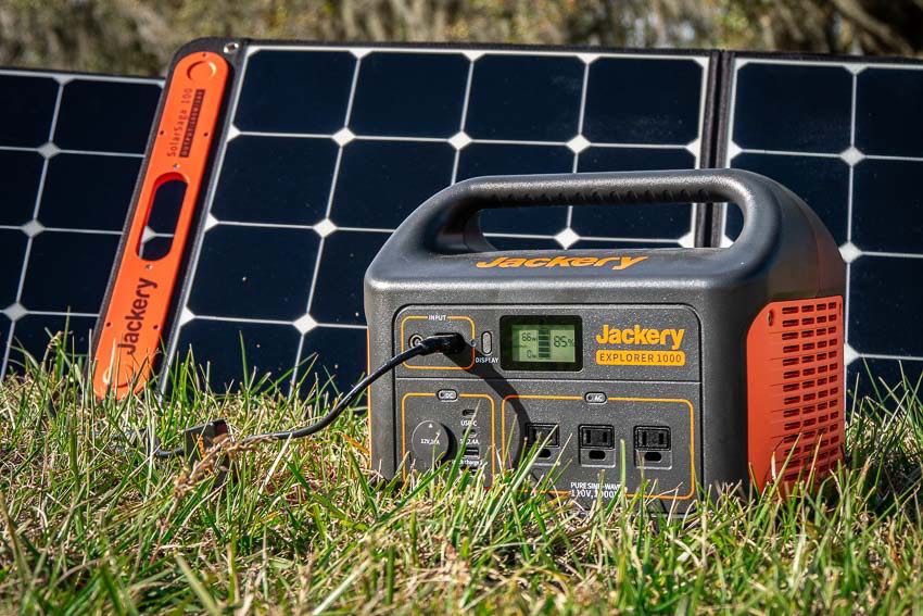 Jackery Explorer 1000 and solar panels