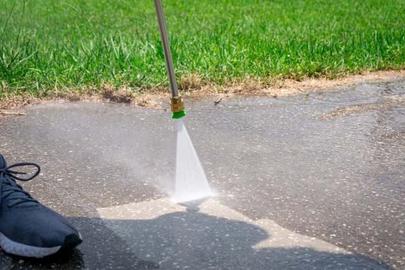 DeWalt Electric Start Pressure Washer Spraying