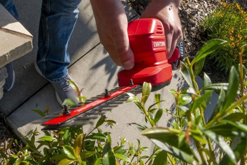 CRAFTSMAN V20* Cordless 2-in-1 Hedge Trimmer and Grass Shear