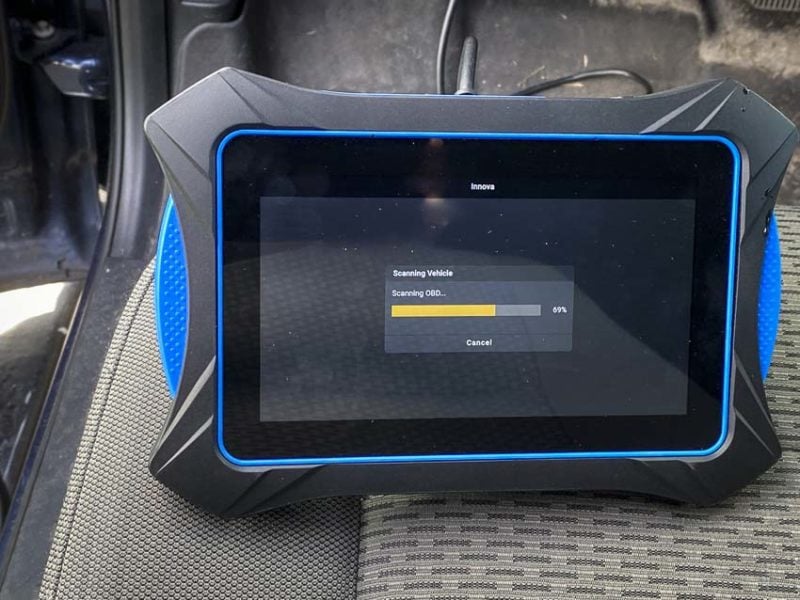 Innova 7111 OBD2 Tablet vehicle scanning