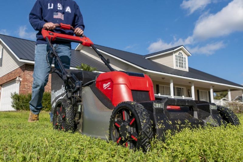 Milwaukee M18 Fuel Self-Propelled Lawn Mower Review | Best Electric Battery-Powered Professional Lawn Mower