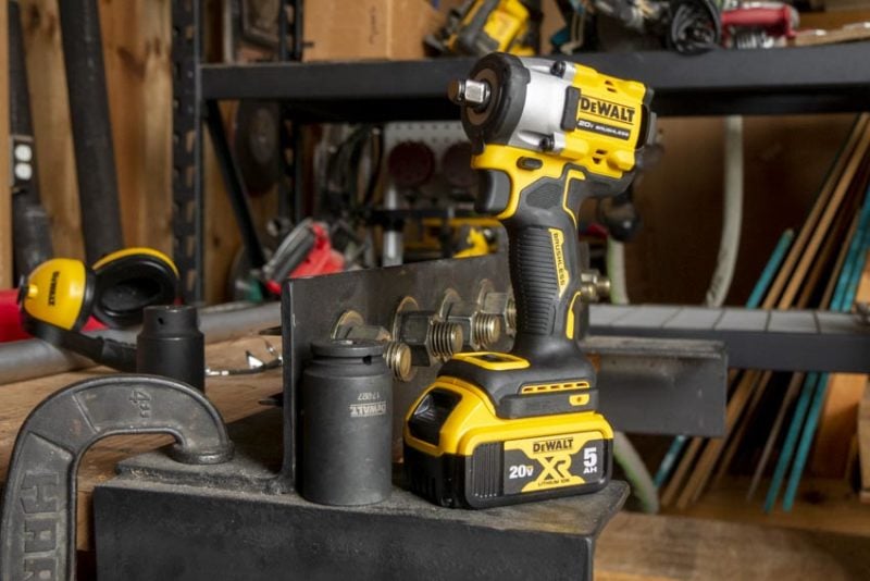 DEWALT ATOMIC Compact Series™ 20V MAX* Brushless Cordless 23 Ga