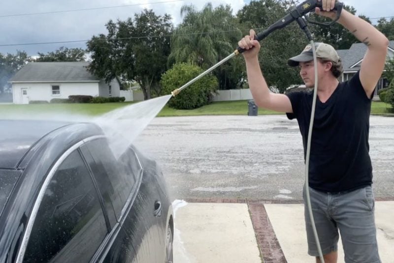 white 40-degree cleaning car