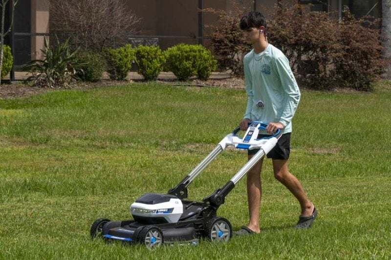 https://www.protoolreviews.com/wp-content/uploads/2022/04/Hart-21-Inch-Self-Propelled-Lawn-Mower-Review-04-800x534.jpg