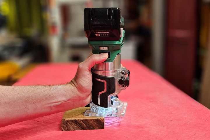 Compact router for many wood types