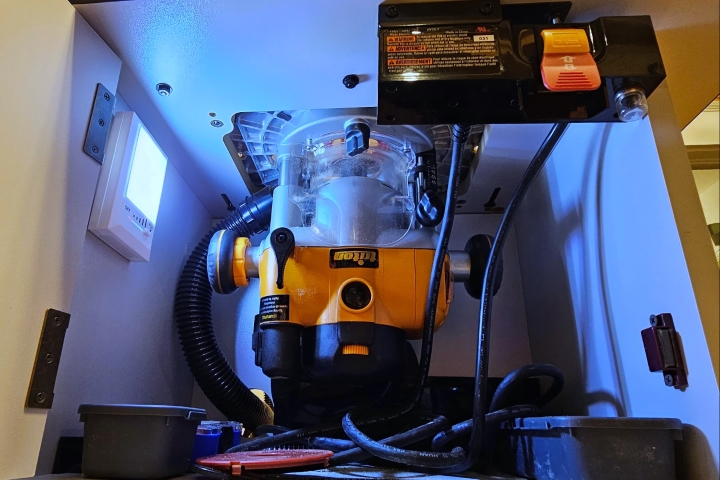 bottom-mounted plunge router