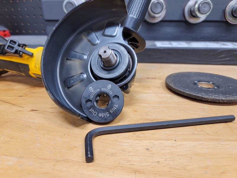 Tool-free disc changes